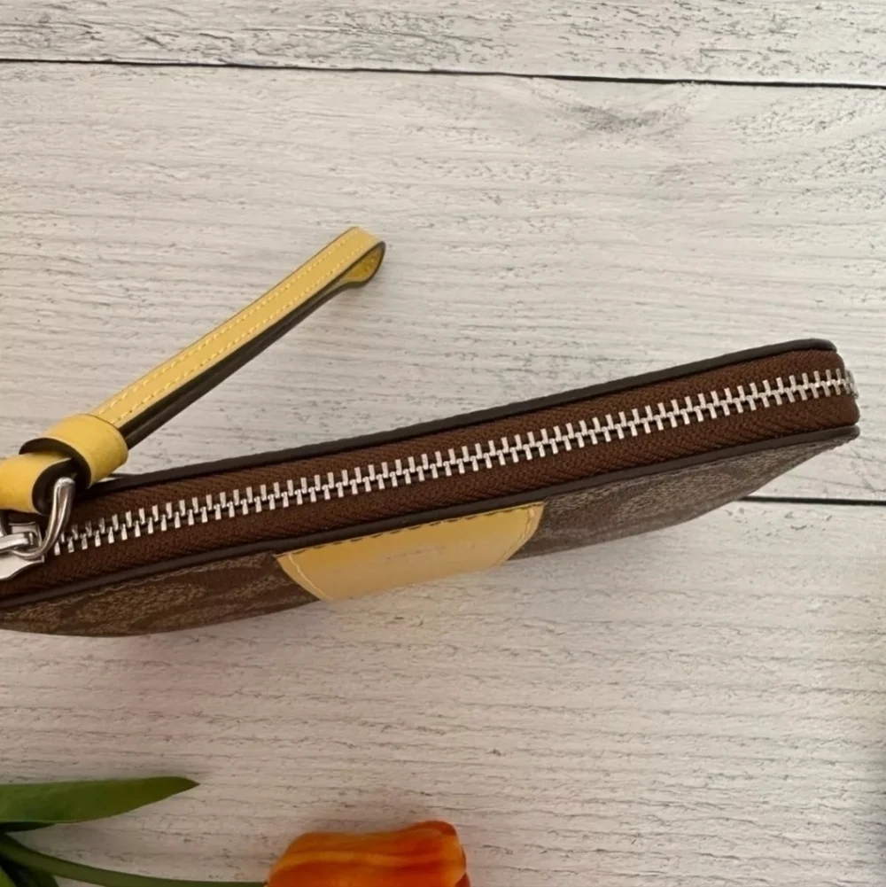 NWOT Coach Corner Zip Wristlet Signature Canvas
